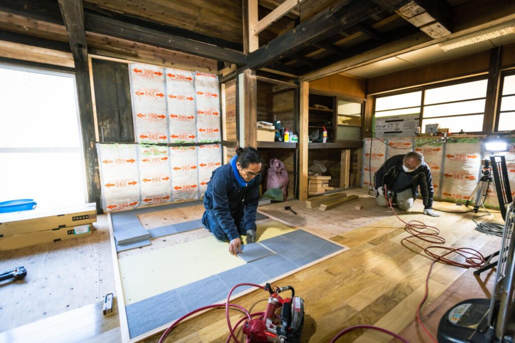 伝統的な梁を活かして再生された古民家リノベーションの内外観イメージ